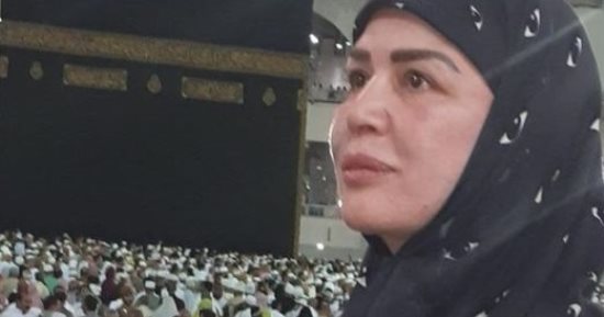 إلهام شاهين تهدى والدتها عمرة: أدعو الله أن يقبل هديتى لكِ