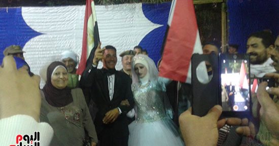 صور.. بالفستان وبدلة الفرح.. عروسان يدليان بصوتيهما فى المنوفية