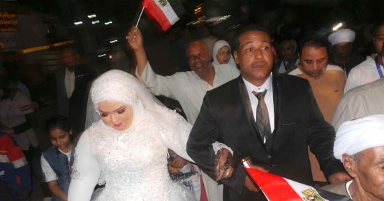 صور.. عروسان من أسوان يدليان بصوتيهما فى انتخابات الرئاسة: الفرحة فرحتين