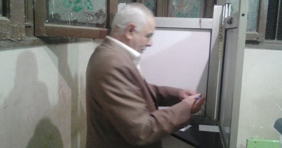 صور.. والد الشهيد خالد المغربى عقب التصويت بالانتخابات: أقل ما نقدمه للشهداء