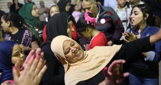 صور.. الناخبون يحتفلون أمام مدارس الجمالية قبل غلق اللجان