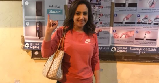 الإعلامية رشا نبيل تدلى بصوتها فى الساعة الأخيرة بالانتخابات