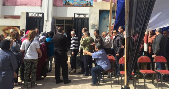 ضباط الجيش والشرطة يساعدون كبار السن وذوى الإعاقة لتسهيل الإدلاء بأصواتهم