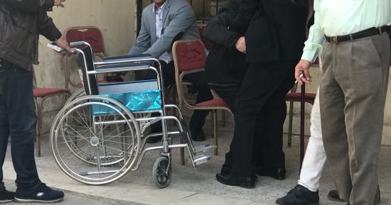 مدير مدرسة إمبابة الثانوية العسكرية يوفر كراسى متحركة لكبار السن (صور)