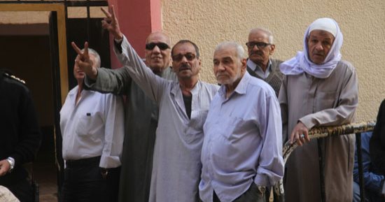 صور.. كبار السن أول المتوافدين على لجان الانتخابات الرئاسية بشارع الهرم