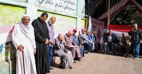 مسن بعد مشاركته فى انتخابات الرئاسة: نازل وأنا تعبان علشان خاطر مصر
