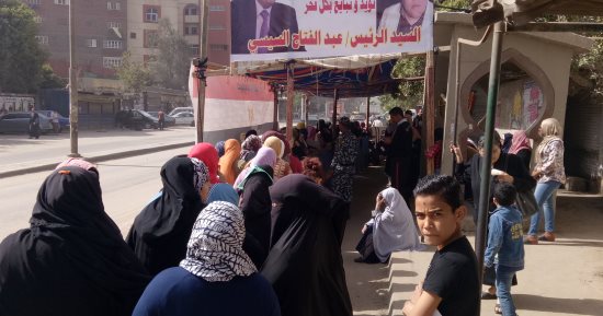 السيدات يتقدمن صفوف الناخبين بعين شمس وسيارات تجوب الشوارع بـ"قالوا إيه" 
