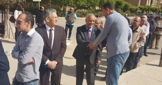 النائب مصطفى بكرى يدلى بصوته فى انتخابات الرئاسة فى أكتوبر