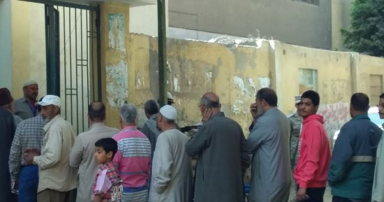 طوابير الناخبين تحتشد أمام لجنة المعهد الدينى فى أشمون بالمنوفية (صور)