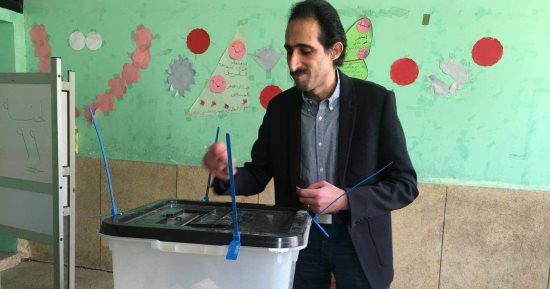 حساب الرئيس على "تويتر" ينشر مجموعة صور أثناء إدلائه بصوته فى الانتخابات