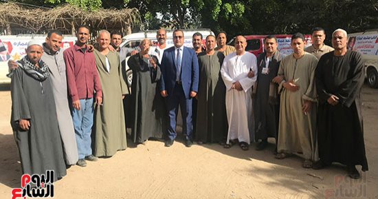 نائب عن البحيرة يقود مئات الناخبين للتصويت فى انتخابات الرئاسة (صور)