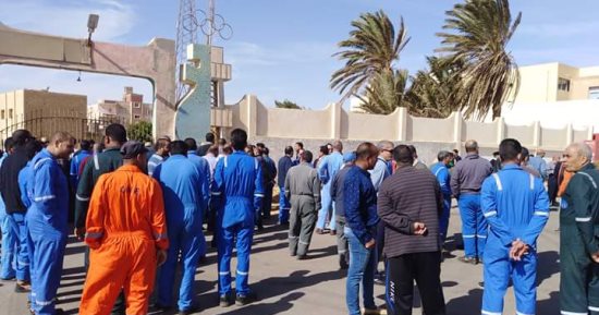 مئات العاملين بالبترول يتوافدون على لجان الانتخابات فى رأس غارب (صور)