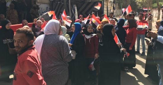 صور.. وردة وعلم فى استقبال الناخبين بلجنة قصر الدوبارة بجاردن سيتى