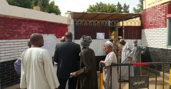 صور.. كبار السن يتوافدون على اللجان فى أسوان وبنى سويف