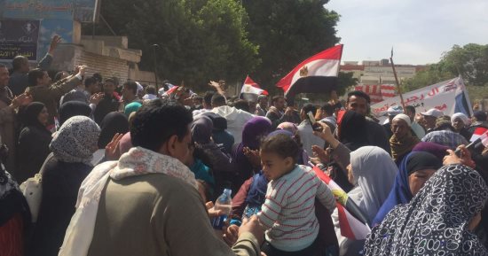 صور.. احتشاد الناخبين أمام مجمع مدارس دار السلام للإدلاء بأصواتهم