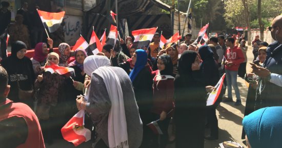 رفع أعلام مصر خلال التصويت أمام اللجان الانتخابية فى المعادى