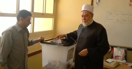 على جمعة يدلى بصوته بالانتخابات الرئاسية بـ6 أكتوبر