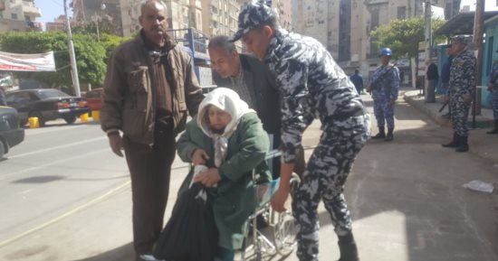 صور.. القوات المسلحة والشرطة تساعد كبار السن فى الوصول للجانهم بالإسكندرية