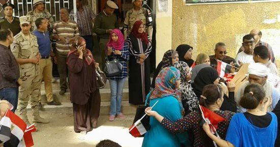صور.. ناخبات يرفعن أعلام مصر خلال الإدلاء بأصواتهن فى أسوان