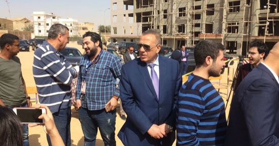 محافظ الجيزة يطالب بزيادة قوافل الزراعية لعلاج سوسة النخيل بالواحات