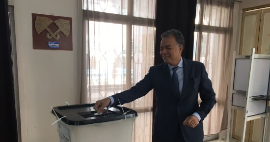 وزير النقل يدلى بصوته فى مدرسة نبوية موسى بمدينة نصر.. صور 