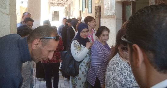 صور.. سيدات أسيوط يحتشدن أمام اللجان مع بدء انتخابات الرئاسة 
