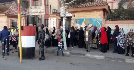 صور.. أهالى بورسعيد يحتشدون أمام اللجان فى الانتخابات الرئاسية