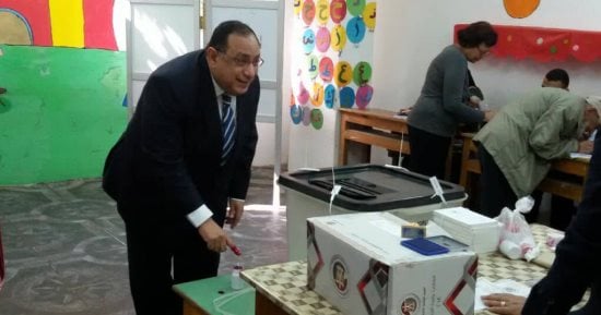 رئيس جامعة حلوان يدلى بصوته فى انتخابات الرئاسة 
