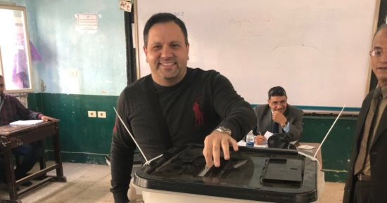 إدوارد ينشر صورته بعد التصويت.. معلقا: "حبيت أكون من أوائل الناس اللى نزلت"