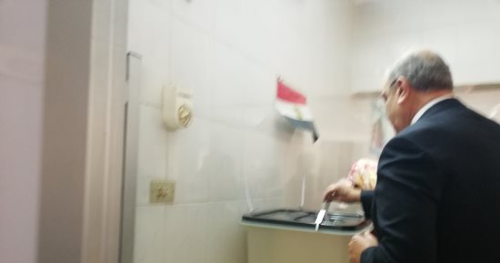 رئيس الجهاز المركزى للمحاسبات يدلى بصوته فى مدرسة النور للمكفوفين