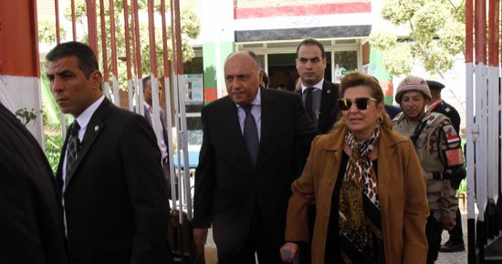 صور.. وصول وزير الخارجية لمدرسة سيزا نبراوى بالقاهرة الجديدة للإدلاء بصوته بالانتخابات