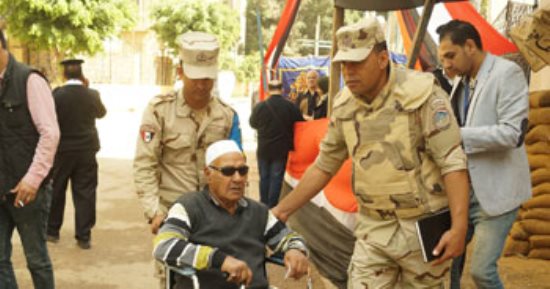 مسن يدلى بصوته بلجنة كلية البنات: عندى 80 سنة وكان لازم أنزل عشان مصر