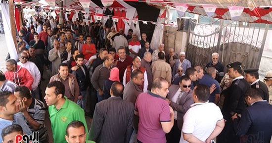 صور.. زحام وتكدس للناخبين أمام الجامعة العمالية بمدينة نصر