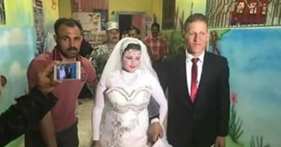 قارئ يشارك صحافة المواطن بصور عروسين يدليان بصوتيهما بالنوبارية