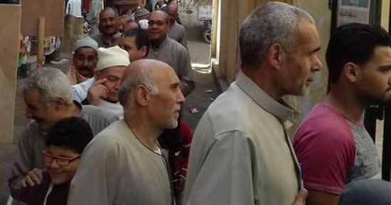 صور.. طوابير المواطنين أمام لجنة فى قرية كفر المرازقة بكفر الشيخ