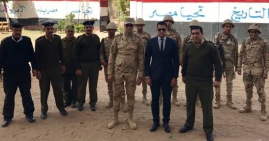 رئيس لجنة بالبحيرة وقوة التأمين يفتتحون اللجنة بأداء النشيد الوطنى