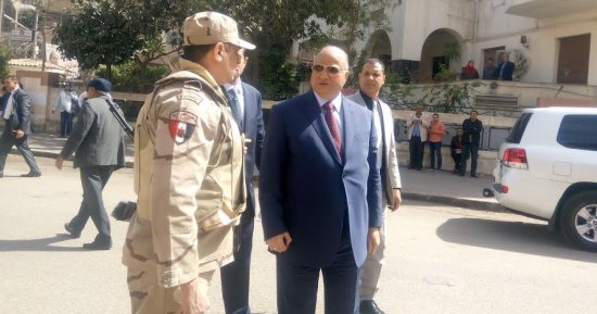 مدير أمن القاهرة يتفقد لجان مصر الجديدة.. وناخبون: ندعم الاستقرار