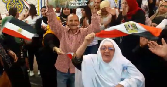 فيديو.. عجوز تحتفل رقصا على أنغام "تسلم الأيادى" أمام لجنة بالأميرية