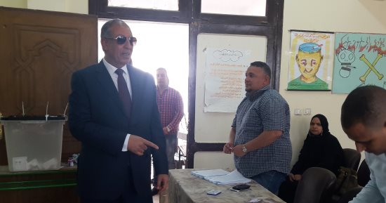 صور.. محافظ البحر الأحمر يدلى بصوته بمدرسة الميناء الإعدادية بالغردقة