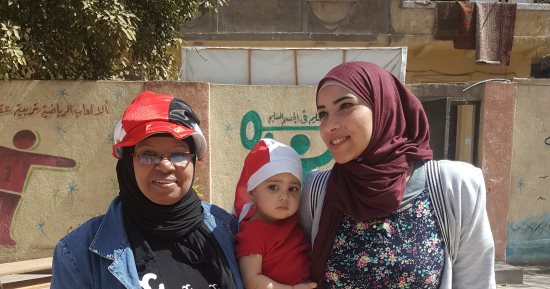 الأطفال يرتدون أعلام مصر أمام لجان انتخابات الرئاسة بمنطقة العباسية