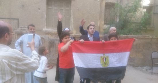 صور.. مواطنون يرقصون أمام لجان حدائق حلوان بعد التصويت بالانتخابات