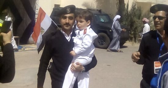 صور.. طفل يرتدى الزى العسكرى أمام أحد لجان انتخابات الرئاسة بجنوب سيناء