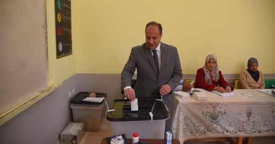 محافظ الإسكندرية يدلى بصوته بمدرسة السيرة الحسنة الإعدادية