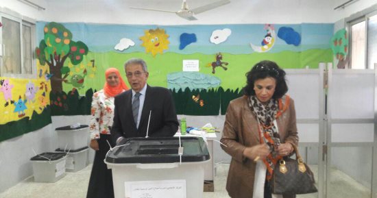 فيديو وصور.. انتخابات الرئاسة 2018.. عمرو موسى يدلى بصوته فى التجمع الخامس