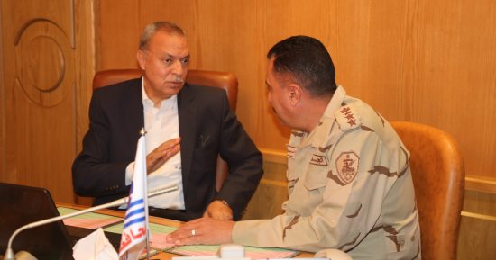 صور .. محافظ قنا يترأس غرفة العمليات الرئيسية للإنتخابات