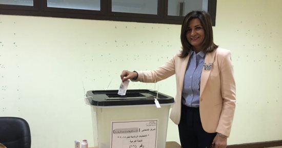 صور.. وزيرة الهجرة تدلى بصوتها فى الانتخابات الرئاسية بمدرسة فى الرحاب