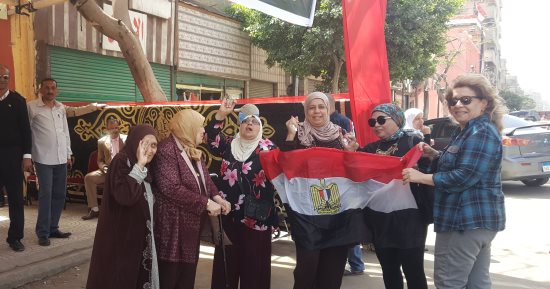 فيديو.. الأناشيد والأغانى الوطنية تظهر أمام لجان انتخابات الرئاسة بالعباسية
