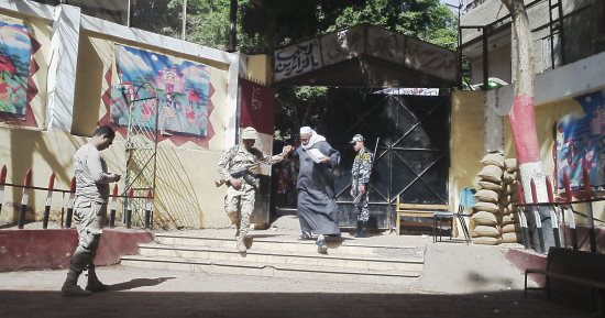 رجال الجيش والشرطة يساعدون المواطنين وكبار السن فى التصويت بالمطرية.. صور