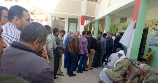 صور.. توافد كبير من السيدات وكبار السن أمام اللجان الانتخابية فى دمياط 