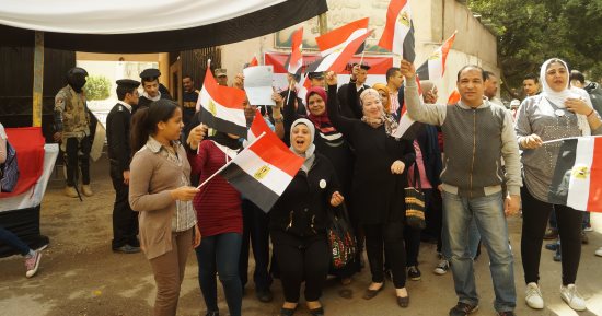فيديو وصور.. "قالوا ايه وتسلم الأيادى" تشعل الانتخابات أمام اللجان فى المعادى